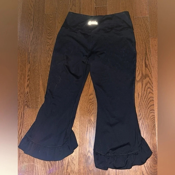 Titika Split  Ruffle Hem Capri Leggings Sz 8 - Picture 9 of 12
